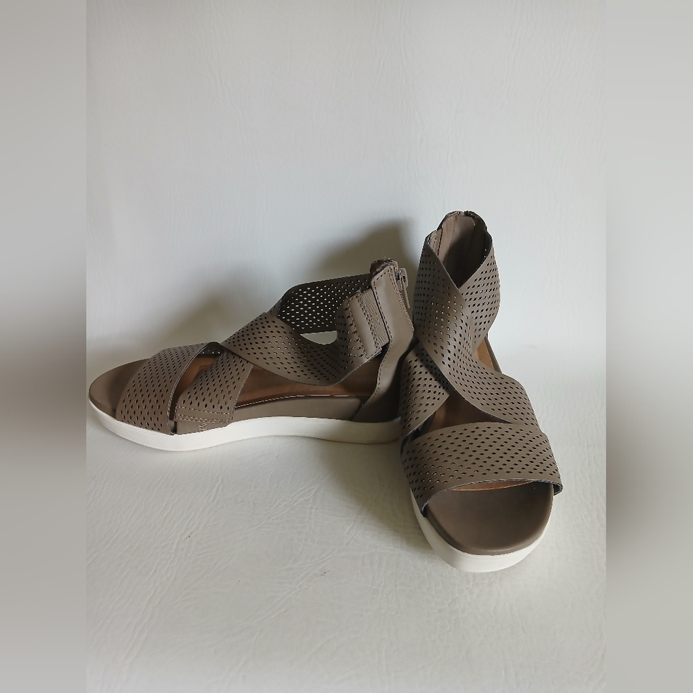 Women's Universal Thread Dark Taupe With White Soul Open Toe Sandals Sz6M